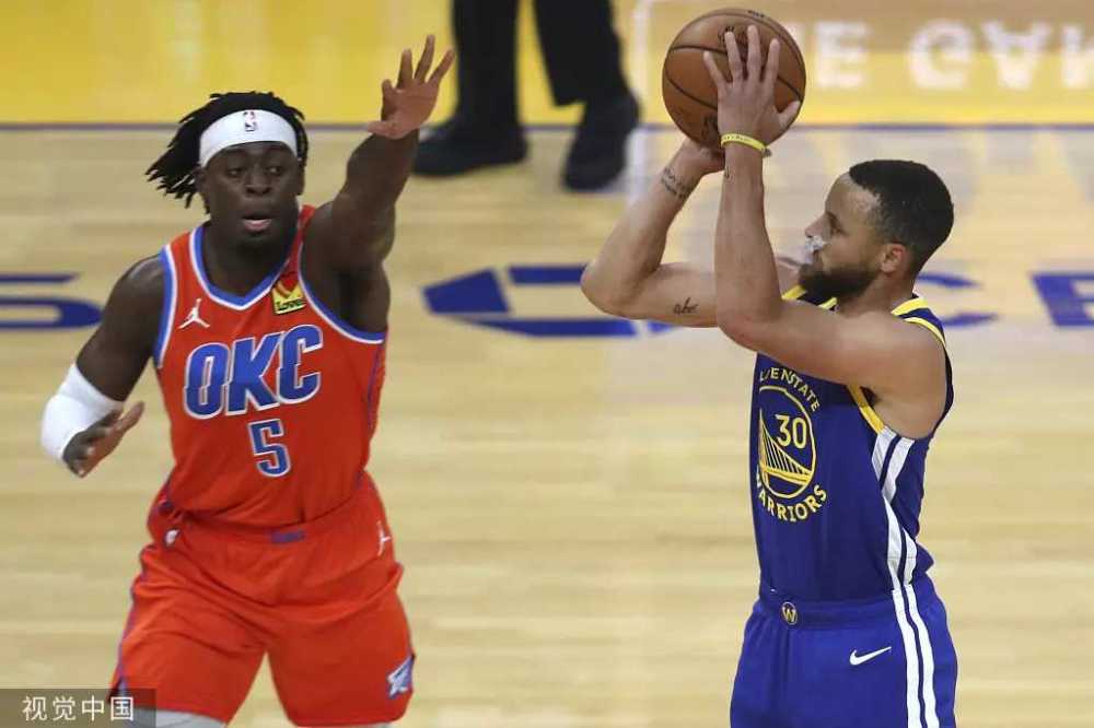  库里里程碑夜三分15中9，勇士狂屠雷霆  